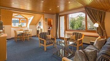 Fernseher, DVD-Player, Tischtennisplatte, Stereoanlage