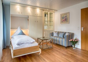 Tabla de planchar con plancha, wifi gratis y ropa de cama 