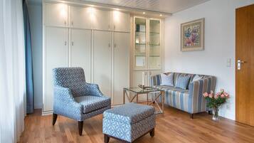 TV, DVD player, ping pong, stereo