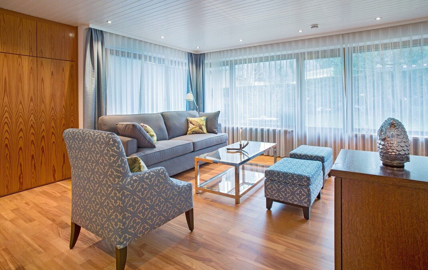 電視、DVD 播放機、乒乓球設施、音響