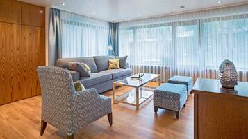 TV, DVD player, ping pong, stereo