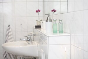 Shower, hair dryer, towels - Holiday resort on Mattenweg - Holiday flat 3 - ‘Silva Nigra’ (Hinterzarten)