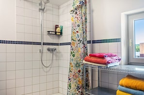 Shower, towels