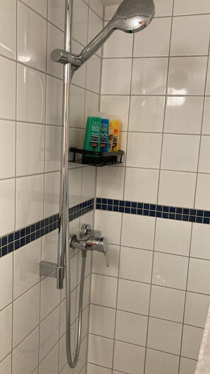 Een douche, handdoeken