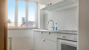 Coffee/tea maker, fridge, microwave, oven - Apartment 'Alte Schmiede Ellrichshausen' with Wi-Fi (Satteldorf)