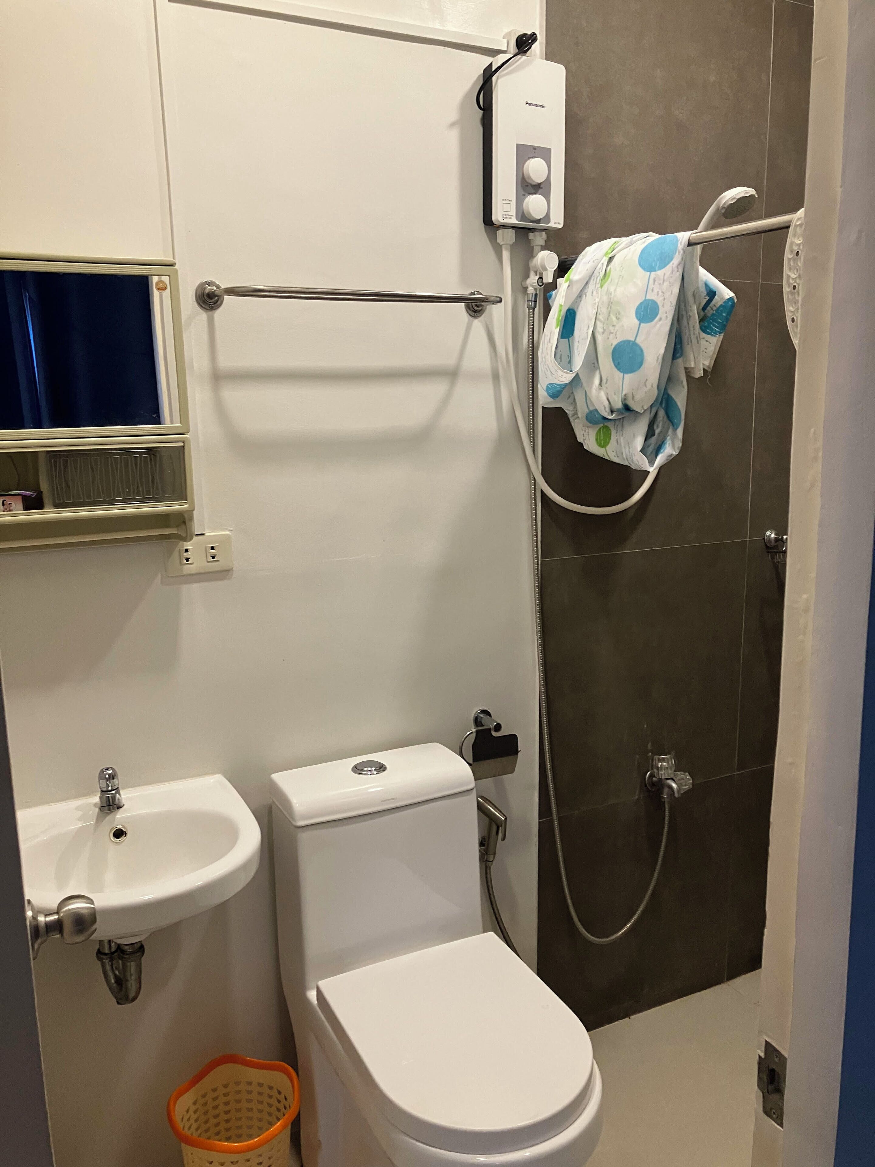 Ein Badezimmer mit Toilette, Waschbecken und Dusche.