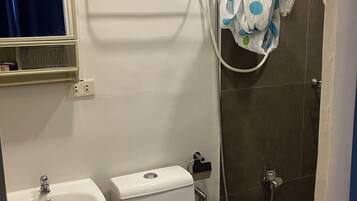 Ein Badezimmer mit Toilette, Waschbecken und Dusche.