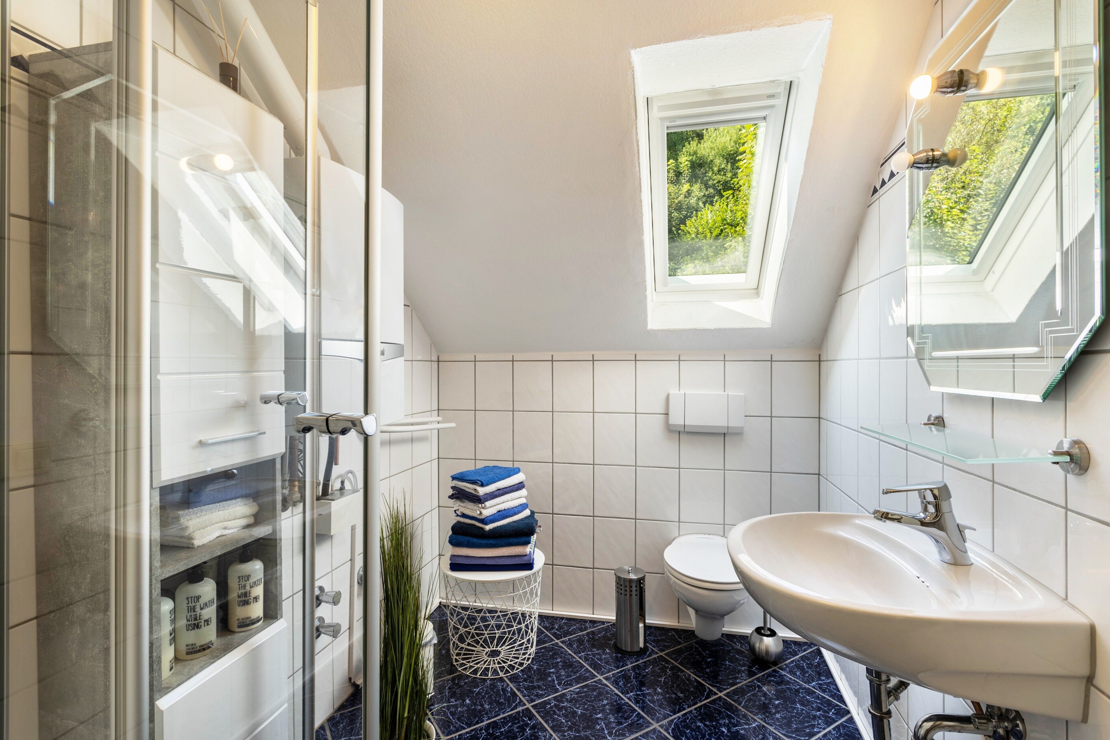 Een douche, een haardroger, handdoeken