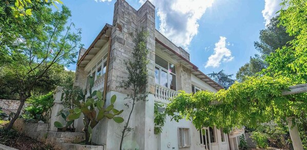 Villa, 6 soverom, røyk, balkong | Eksteriør