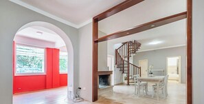 ヴィラ 6 ベッドルーム 喫煙可 バルコニー | ダイニングルーム