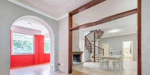 Villa, 6 chambres, fumeurs, balcon | Salle à manger