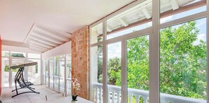 Villa, 6 soverom, røyk, balkong | Balkong