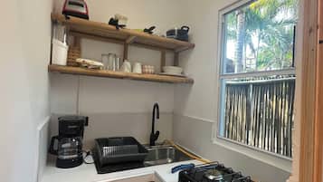 Kühlschrank, Wasserkocher mit Kaffee-/Teezubehör