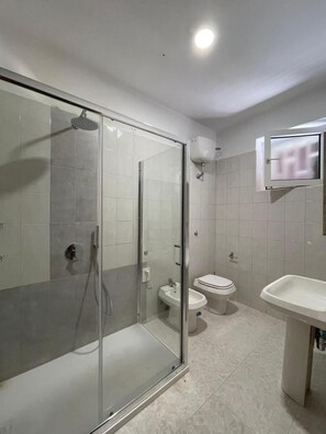 A modern bathroom with a glass-enclosed shower, a toilet, and a sink. - Il Rifugio del Conte (Fasano)