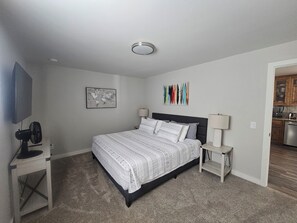 1 bedroom, desk, iron/ironing board, free WiFi - Modern Comfort in Downtown Victor  (Victor)