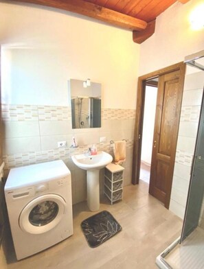 Dusche, Haartrockner, Bidet, Handtücher