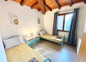 2 slaapkamers, een strijkplank/strijkijzer, reisbedje, gratis wifi