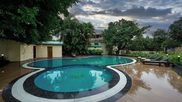 Una piscina al aire libre