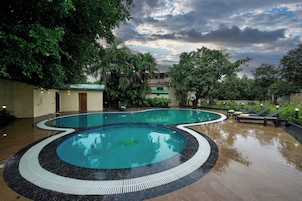 Una piscina al aire libre