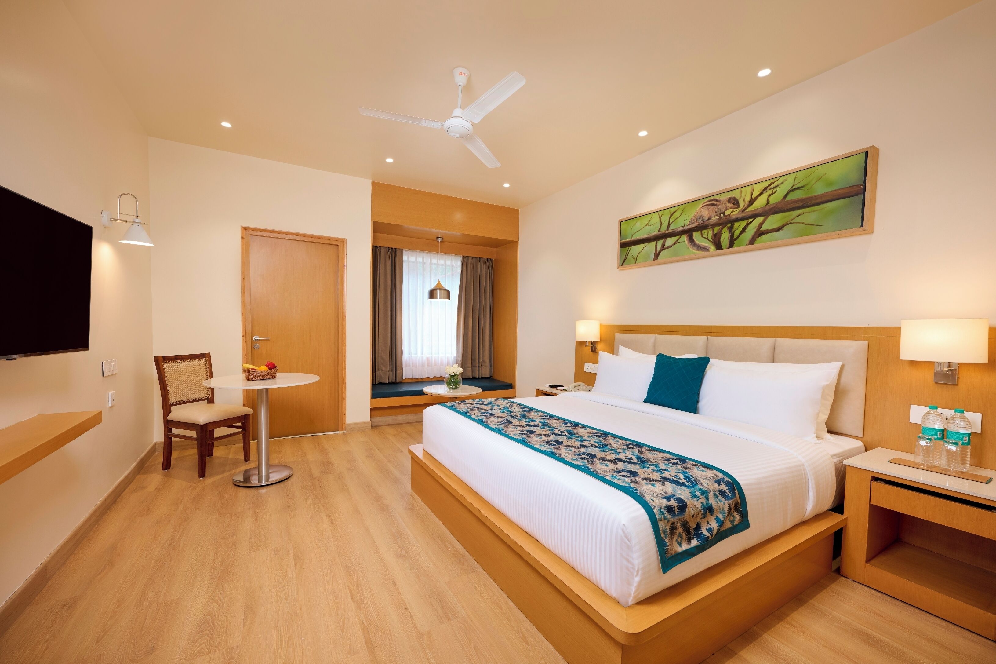 客房内保险箱、办公桌、笔记本电脑工作区、遮光窗帘