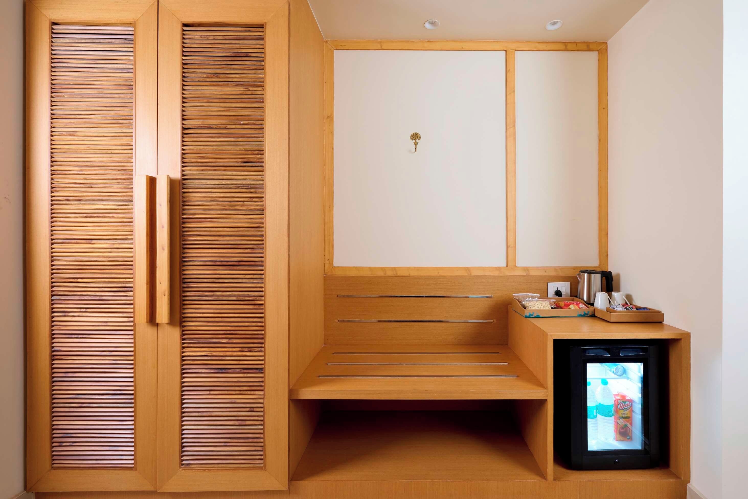 Un sauna avec des bancs en bois, une petite télévision et une machine à café.