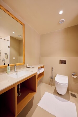 Sturta, regnsturtuhaus, snyrtivörur án endurgjalds, hárblásari