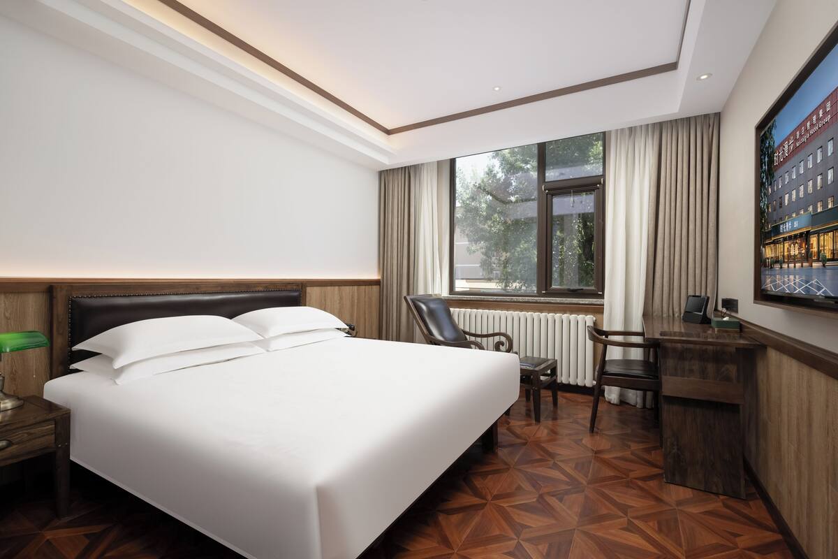Business Double Room | Premium bedding, down comforters, pillowtop beds, minibar (free items)