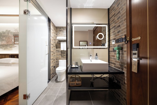 Habitación clásica doble, vistas a la ciudad | Baño | Ducha, artículos de higiene personal de diseño y secador de pelo