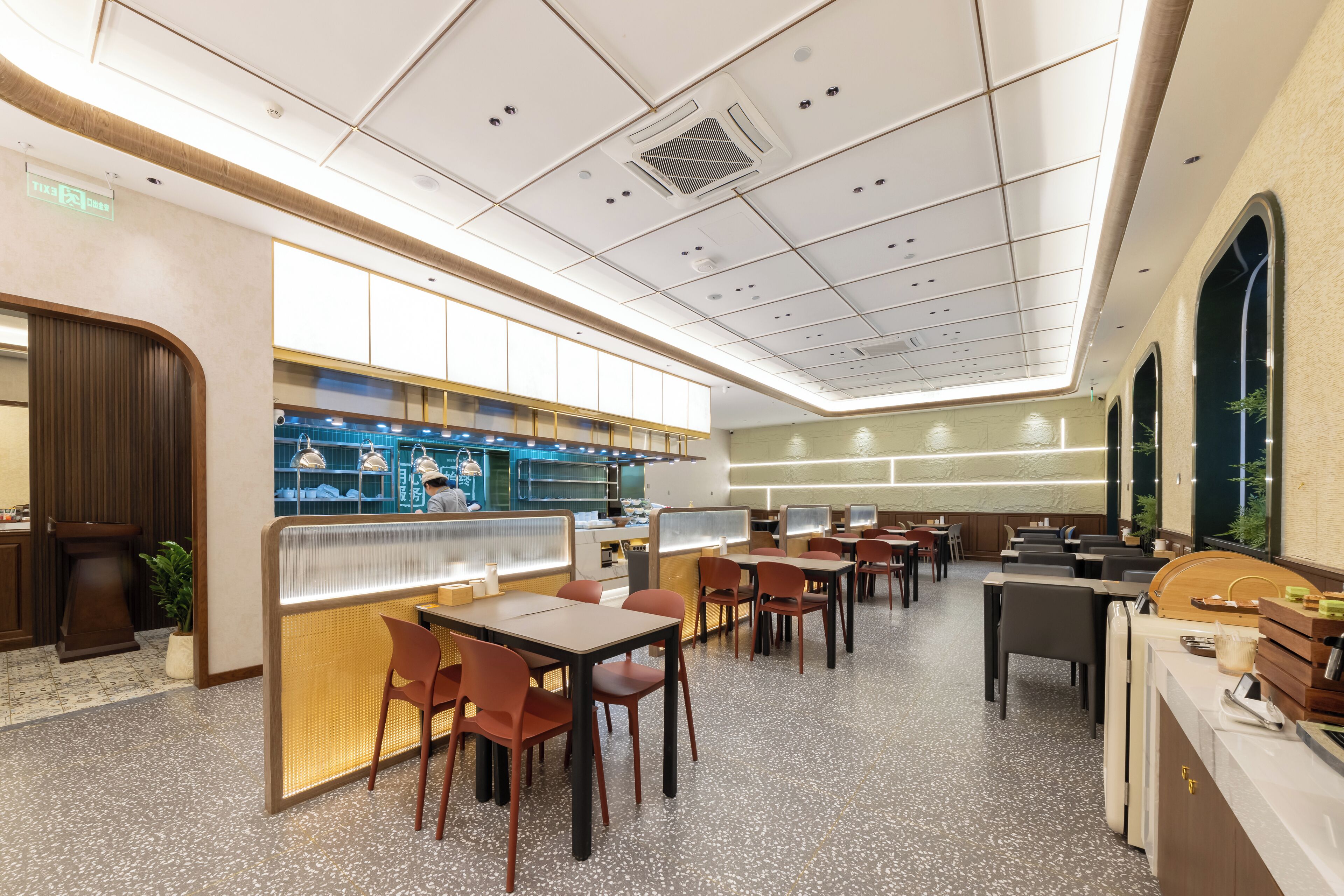 Een modern restaurant met een open en overzichtelijk ontwerp, een toonbank en een zitgedeelte.