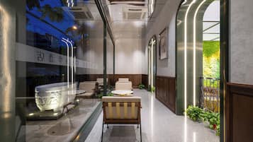 ฝ่ายต้อนรับ