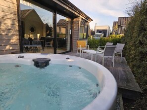 Outdoor spa tub - Hot Tub Hideaway Parera Lane (Jacks Point)