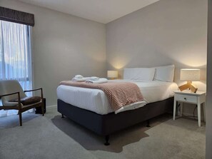 3 bedrooms, iron/ironing board, free WiFi, bed sheets - Hot Tub Hideaway Parera Lane (Jacks Point)