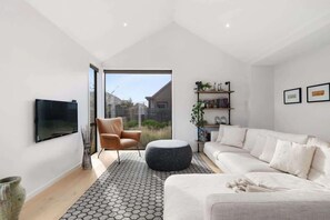 Smart TV, fireplace - Hot Tub Hideaway Parera Lane (Jacks Point)