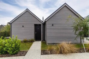 Exterior - Hot Tub Hideaway Parera Lane (Jacks Point)