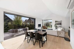 Smart TV, fireplace - Hot Tub Hideaway Parera Lane (Jacks Point)