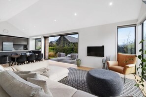 Smart TV, fireplace - Hot Tub Hideaway Parera Lane (Jacks Point)