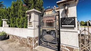 A gated entrance with a sign reading "Tirage" and a number "242". - Cloud Florence Homestay (Hualien)