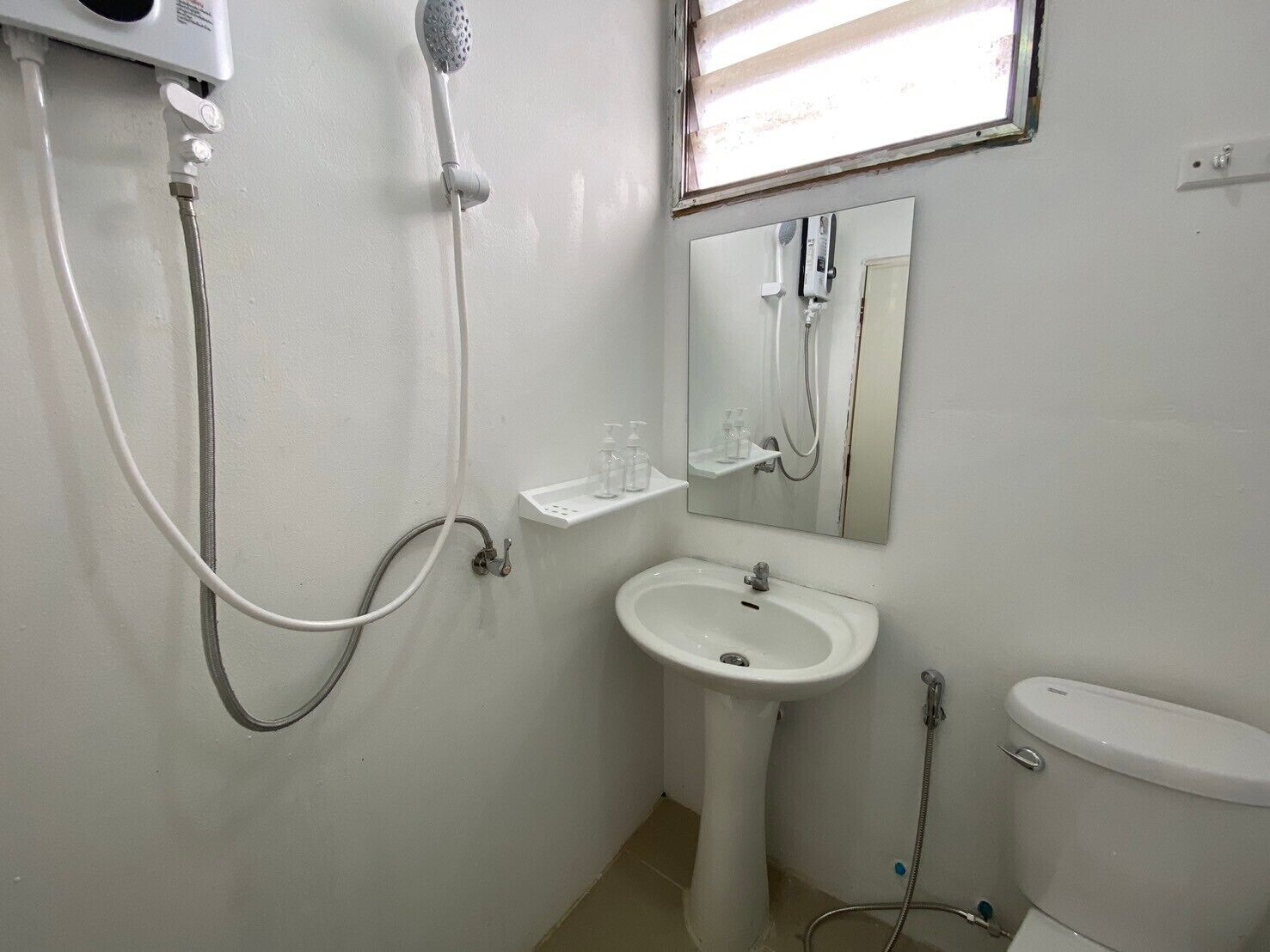 Basic Single Room, Non Smoking, Private Bathroom | Bathroom | Shower, towels, soap, shampoo