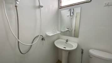 Basic Single Room, Non Smoking, Private Bathroom | Bathroom | Shower, towels, soap, shampoo
