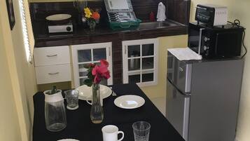 Micro-ondes, plaque de cuisson, cafetiĂšre/bouilloire