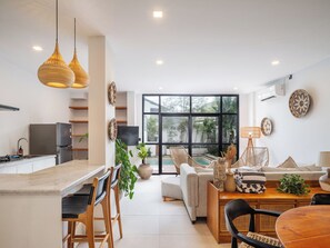 Maisonette, 2 Schlafzimmer, eigener Pool | Wohnbereich | Flachbildfernseher