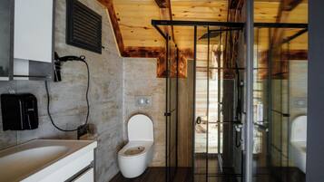 Comfort Villa, Sea View | Bathroom | Towels, soap, shampoo, toilet paper