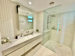 Shower, hair dryer, towels, soap - Slice Of Paradise - Direct Resort & Beach Access Apart - 3 Bed - Ocean Views (Cabarita Beach)