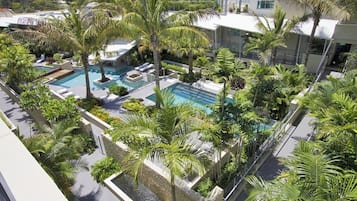 Una piscina al aire libre