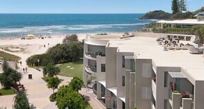 在海滩、沙滩毛巾