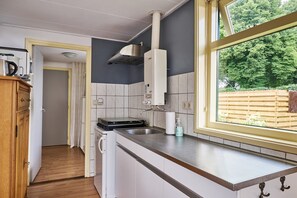 Refrigerador, microondas, parrilla de estufa y cafetera y tetera 
