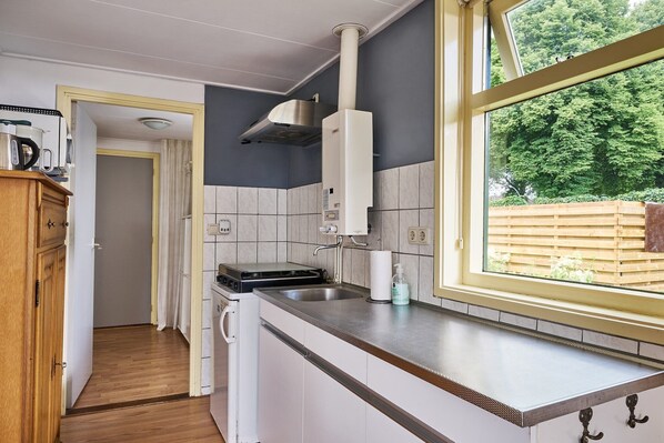 Kühlschrank, Mikrowelle, Herdplatte, Wasserkocher mit Kaffee-/Teezubehör