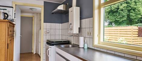 ثلاجة، ميكروويف، موقد طهي مسطح، ماكينة لصنع القهوة/الشاي