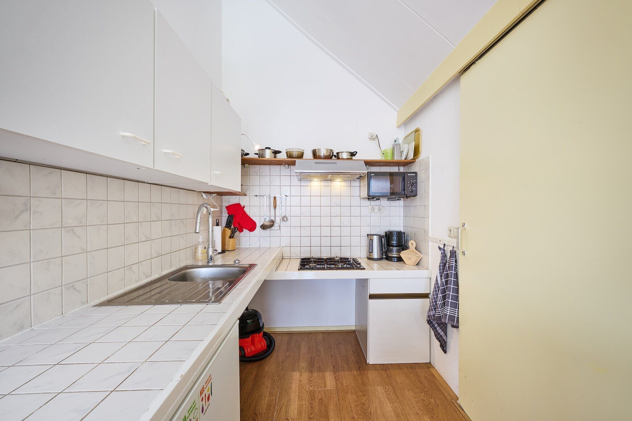 Jääkaappi, mikroaaltouuni, liesi, ruokailupöytä