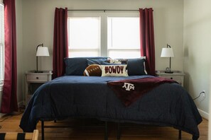 2 bedrooms, iron/ironing board, free WiFi, bed sheets - 7 Minute Walk to Kyle Field - Charming Cottage (College Station)